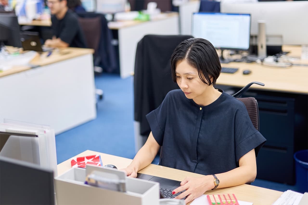 イメージ：オフィスワークするAさん