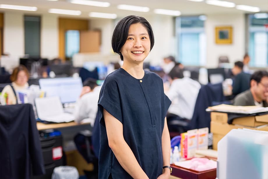 イメージ：オフィス内に立つAさん