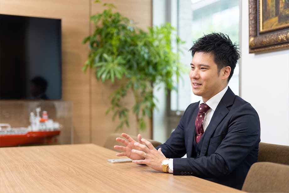 イメージ:会議で発言するKさん