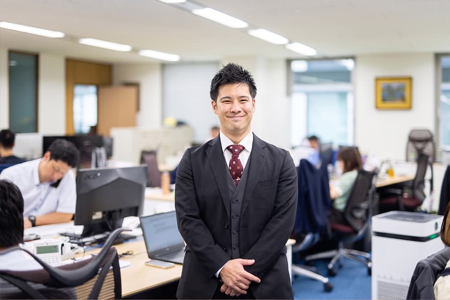 イメージ:オフィス内に立つKさん
