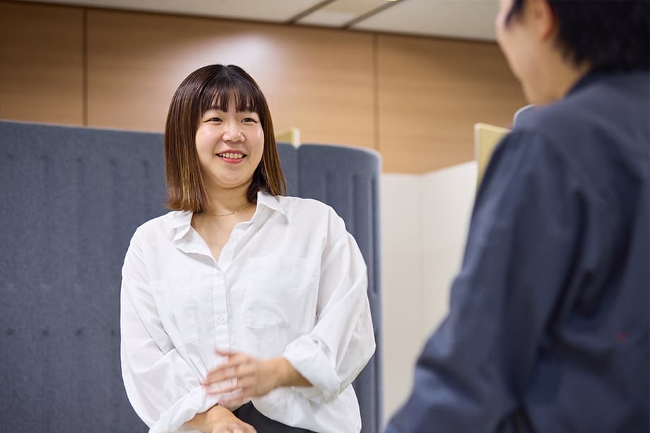 イメージ：同僚と会話するSさん