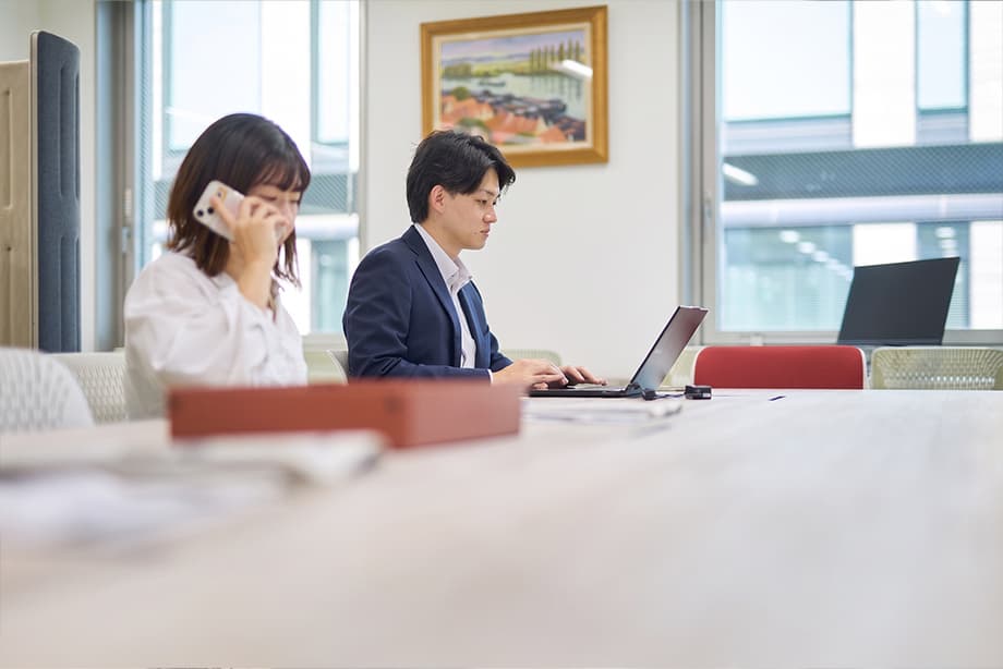イメージ：オフィスワークをするYさん