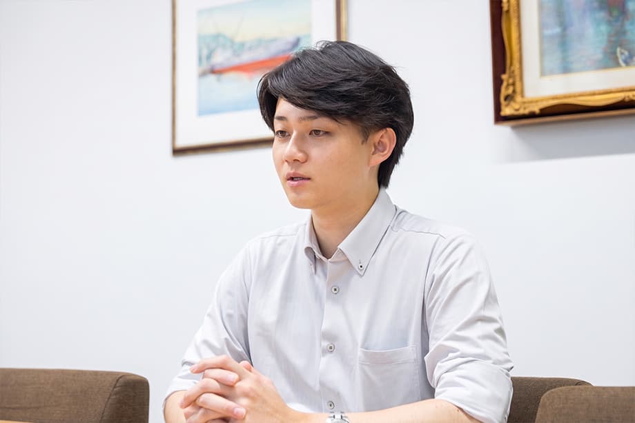イメージ：インタビューに応えるYさん