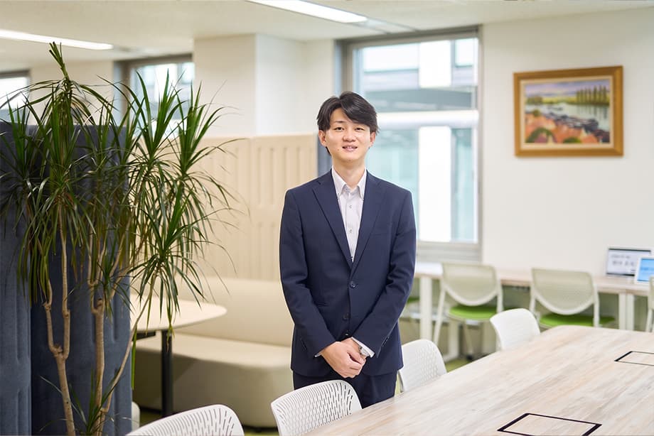 イメージ：オフィス内で立つYさん