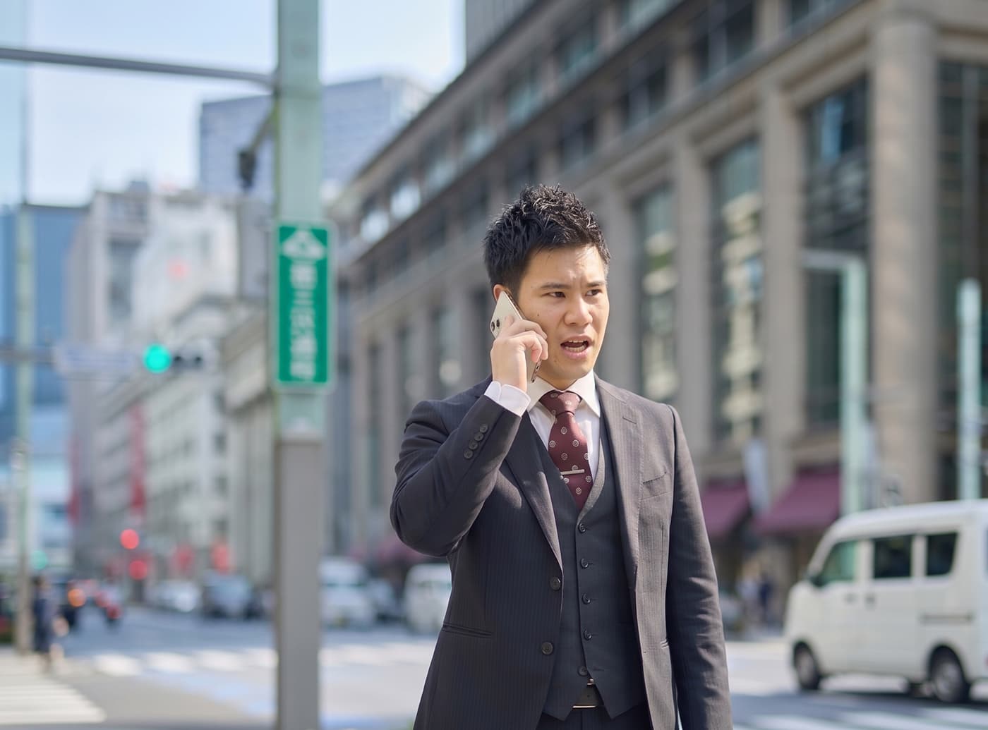 イメージ：街中で電話をかける社員