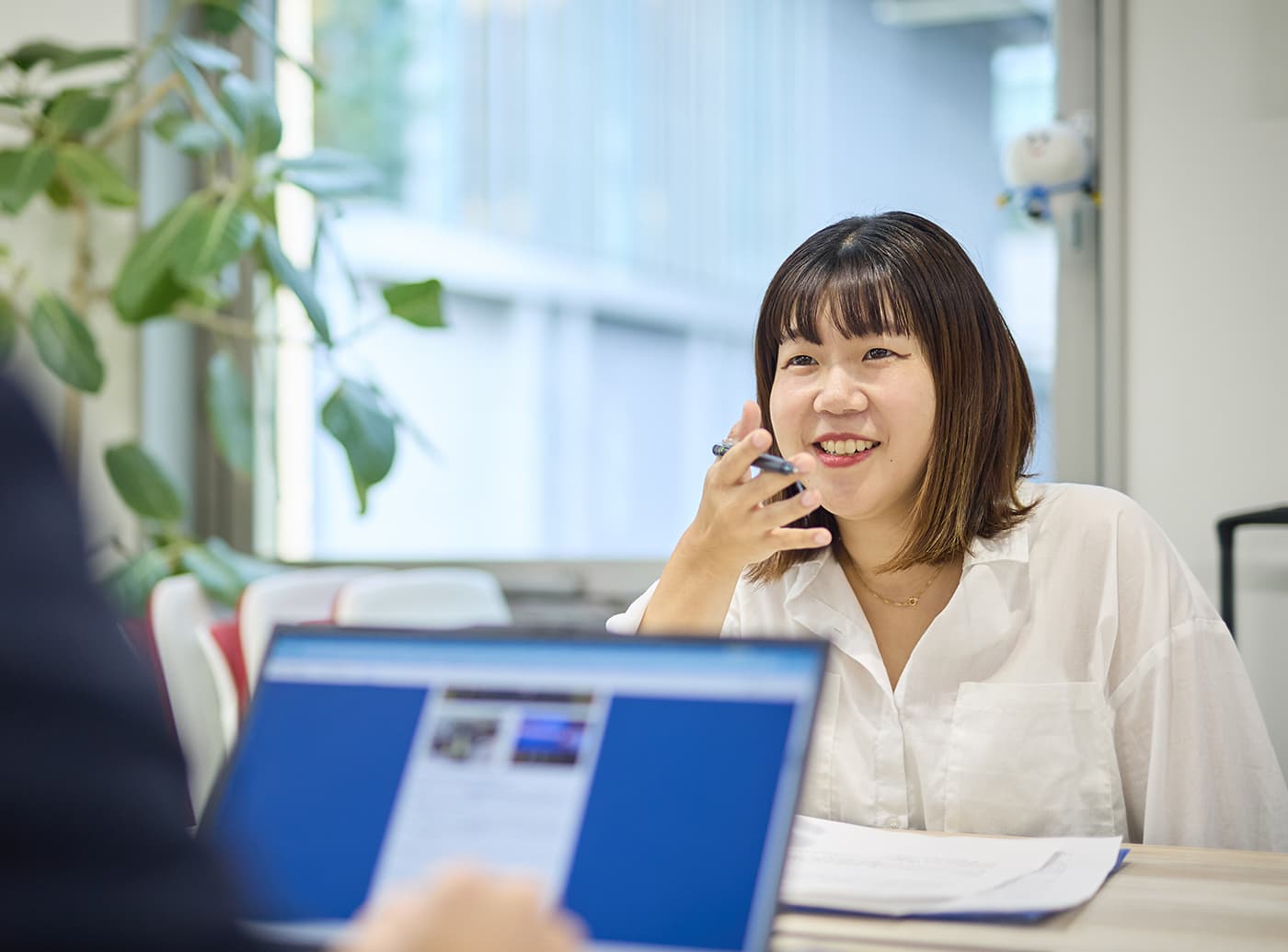イメージ：社内でコミュニケーションをとる社員