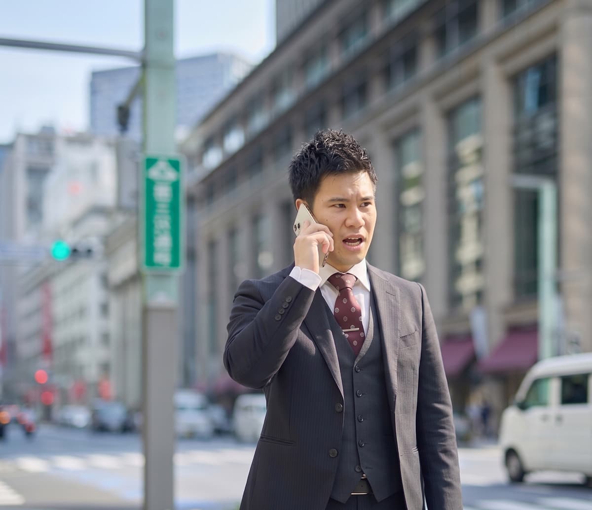 イメージ：街中で電話をかける社員