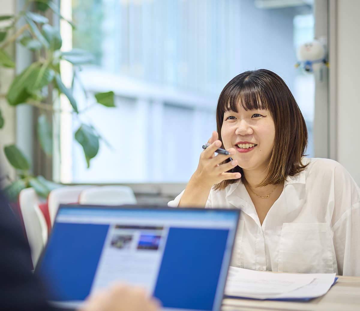 イメージ：社内でコミュニケーションをとる社員